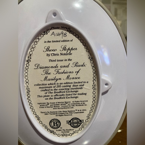 MARILYN MONROE STATUES AND PLATES BY BRADFORD EXCHANGE - Picture 11 of 11